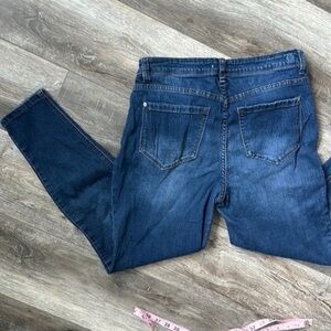 Kensie jeans size 6 or 28 distressed straight legged